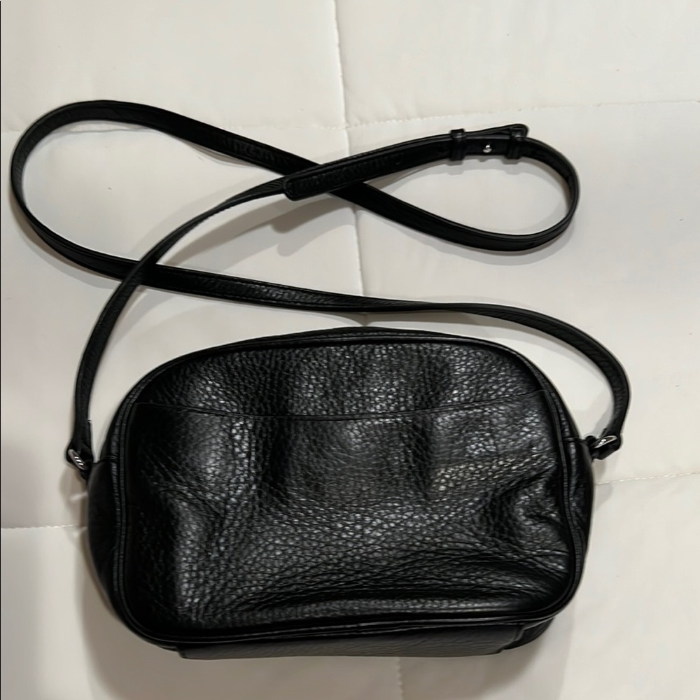 Compact Black Leather Crossbody Bag with Adjustable Strap